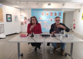 Moment de la presentació de l’almanac El Pitiús 2023, a càrrec d’Antoni Manonelles i Marga Torres, directora de l’anuari.