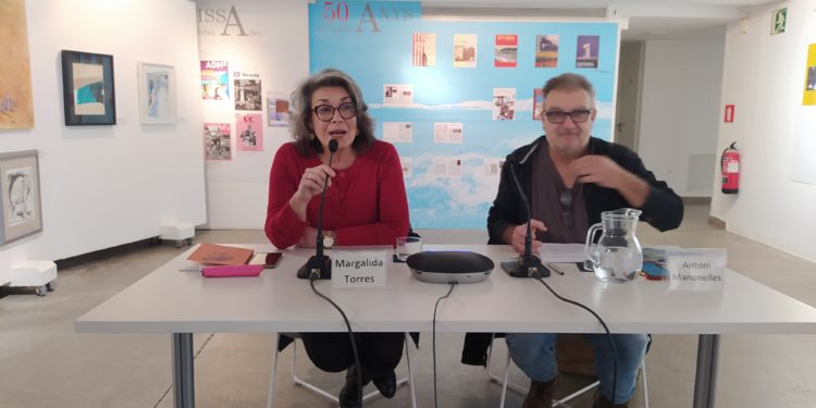 Moment de la presentació de l’almanac El Pitiús 2023, a càrrec d’Antoni Manonelles i Marga Torres, directora de l’anuari.