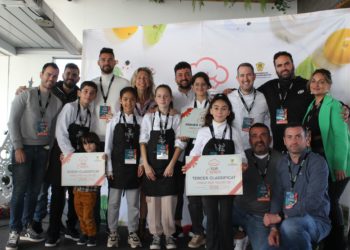Finalistas, cocineros y autoridades en una edición anterior de Top Cuiner de Santa Eulària