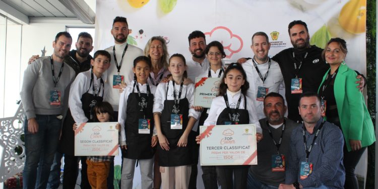Finalistas, cocineros y autoridades en una edición anterior de Top Cuiner de Santa Eulària