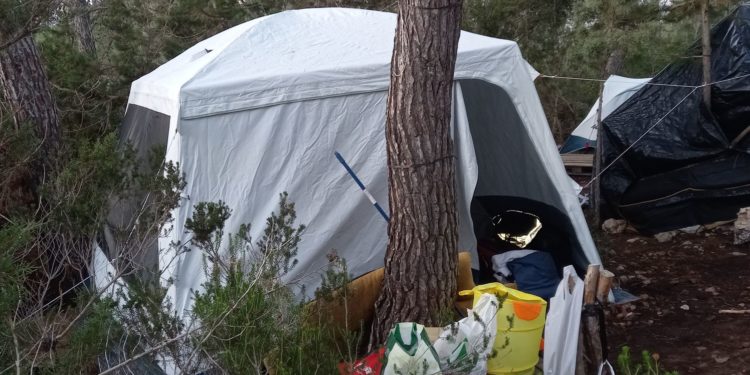 Una carpa instalada en un asentamiento ilegal de Sa Talaia de Sant Antoni. Fotos Policía Local de Sant Antoni.