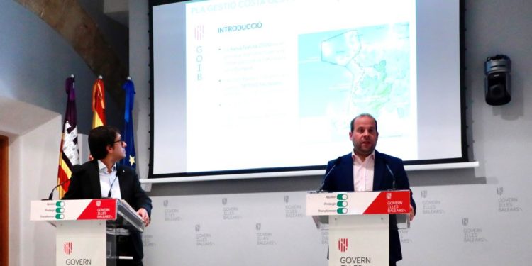 Iago Negueruela y Miquel Mir, que ha presentado hoy el Plan Red Natura de la zona Oeste de Ibiza tras el Consell de Govern