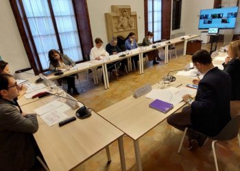 El conseller de Modelo Económico, Turismo y Trabajo, Iago Negueruela, a la izquierda de la imagen en la Comisión Tripartita de Inspección de Trabajo