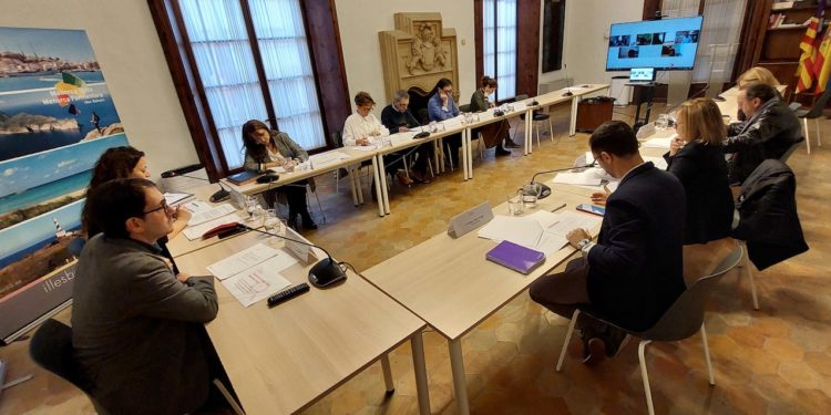 El conseller de Modelo Económico, Turismo y Trabajo, Iago Negueruela, a la izquierda de la imagen en la Comisión Tripartita de Inspección de Trabajo