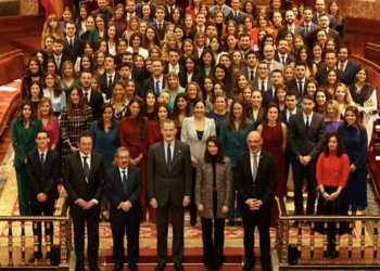 El Rey rodeado de todos los y las nuevas fiscales de España