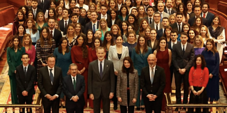 El Rey rodeado de todos los y las nuevas fiscales de España