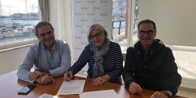 De izquierda a derecha: Juan Marí (presidente del Club Náutico), Carmen Villena (presidenta de la Asociación Española contra el Cáncer) y Vicent Canals (director del Club Náutico). Foto: cedida a Noudiari.