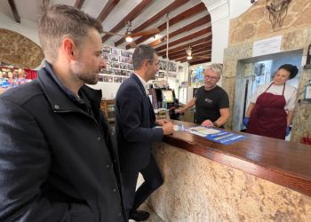 Juan y Serra han explicado el plan piloto a comerciantes, restauradores y vecinos
