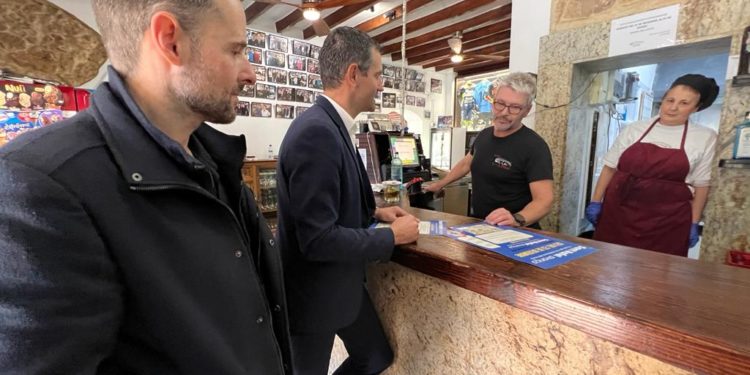 Juan y Serra han explicado el plan piloto a comerciantes, restauradores y vecinos