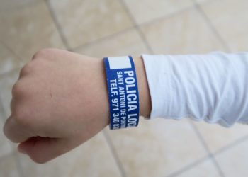 Pulsera para menores en Sant Antoni durante las Navidades.