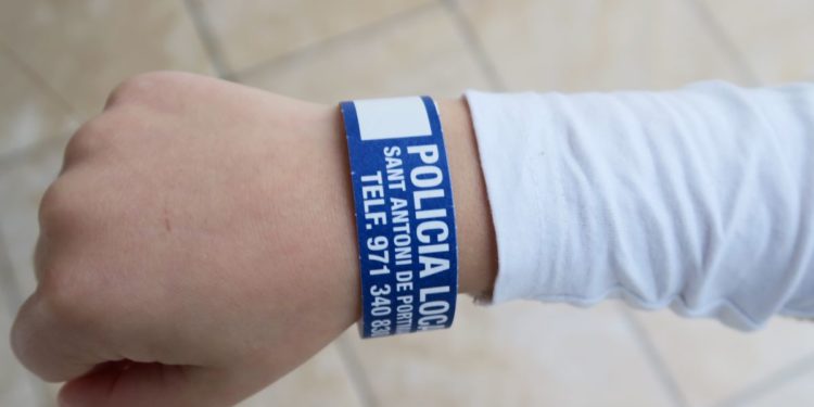Pulsera para menores en Sant Antoni durante las Navidades.