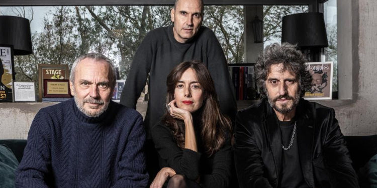 David Marqués, de pie, junto a José Coronado, a la izquierda de la imagen, Cecilia Suárez, en el centro y Diego Peretti.