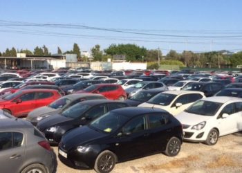 Fotografía de archivo de coches de alquiler en Ibiza