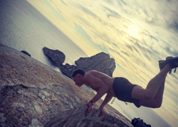 El 'influencer' Scotty T haciendo equilibrios en lo alto de la Torre des Savinar frente a Es Vedrà
