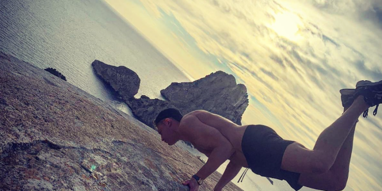 El 'influencer' Scotty T haciendo equilibrios en lo alto de la Torre des Savinar frente a Es Vedrà