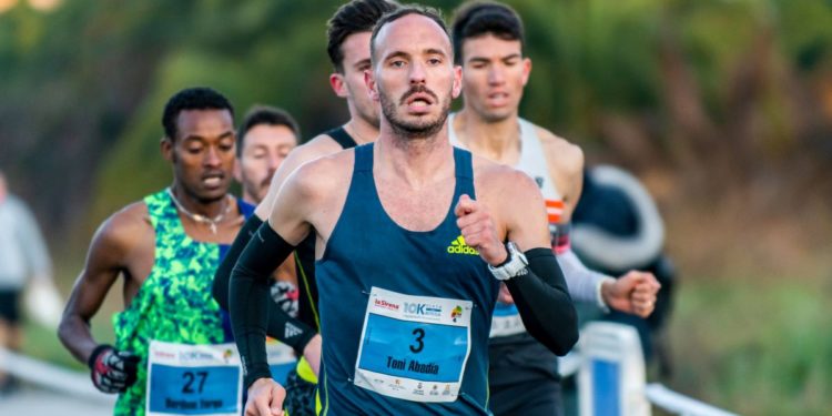 Toni Abadía encabezando el 10K de Ibiza junto a Carlos Mayo y Adel Mechaal