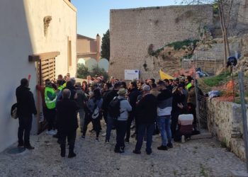 Trabajadores en la parte posterior de Can Botino protestando durante la celebración del pleno de la sobrasada