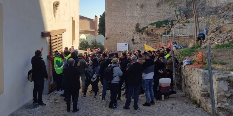 Trabajadores en la parte posterior de Can Botino protestando durante la celebración del pleno de la sobrasada