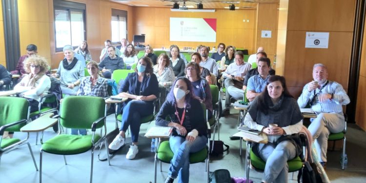 Asistentes a uno de los cursos que imparte el Área de Salud.