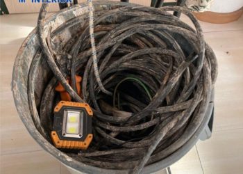 Cubo con gran cantidad de cableado que el hombre presuntamente iba a llevarse de la obra. Foto Policía Nacional de Ibiza