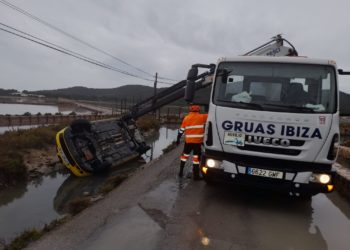 Un operario de Grúas Ibiza, retirando el vehículo accidentado.