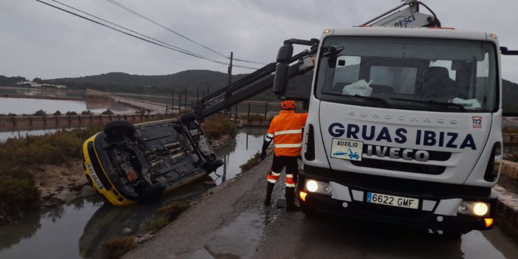 Un operario de Grúas Ibiza, retirando el vehículo accidentado.