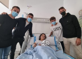 La pequeña Andrea con los jugadores. Fotos de Arsen Voronyy