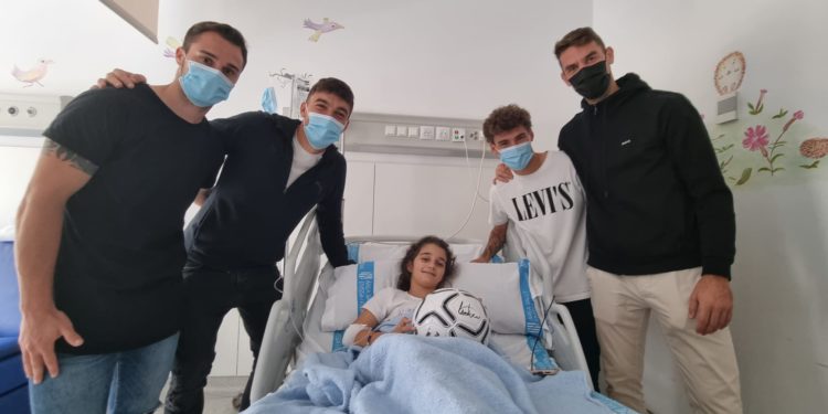 La pequeña Andrea con los jugadores. Fotos de Arsen Voronyy