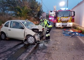 Los bomberos han acudido hasta el lugar de los hechos para sacar a la herida de su coche. Foto: Bomberos Ibiza.