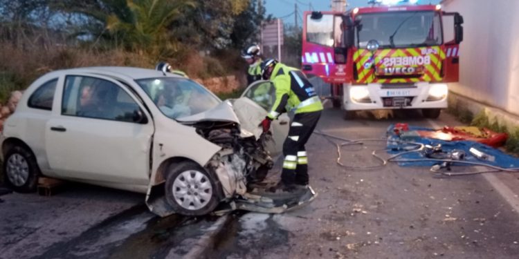 Los bomberos han acudido hasta el lugar de los hechos para sacar a la herida de su coche. Foto: Bomberos Ibiza.