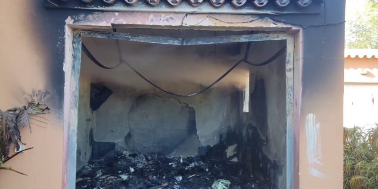 Garaje incendiado en es Canar. Foto: Bomberos Ibiza.