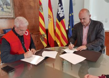 El president del Consell, Vicent Marí, a la dreta i el president de la Creu Roja d'Eivissa, Manuel Marín.