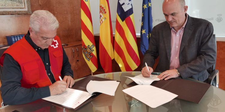 El president del Consell, Vicent Marí, a la dreta i el president de la Creu Roja d'Eivissa, Manuel Marín.