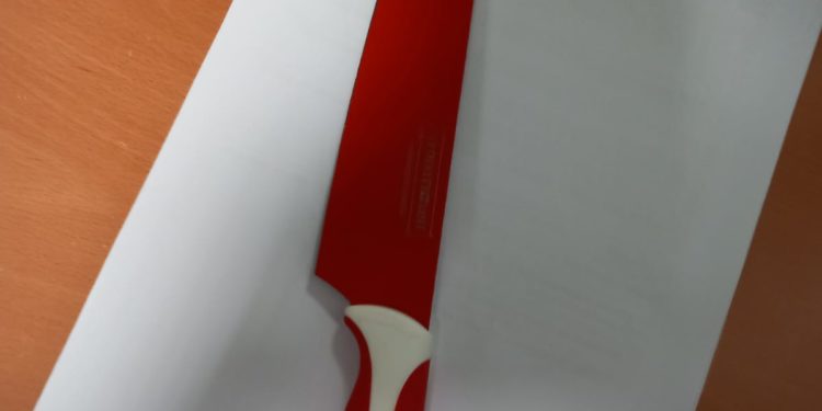 Imagen del cuchillo que usaba el detenido para amenazar a familiares ayer por la tarde en Vila