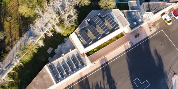 Vista aérea de los paneles solares sobre una instalación, foto de archivo.