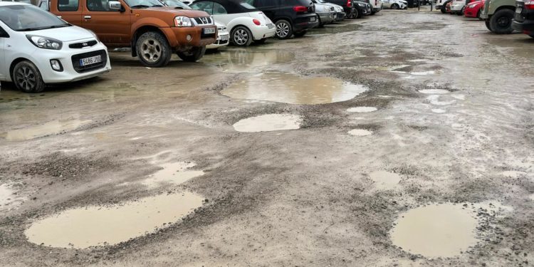 Imágenes aportadas por el grupo socialista de Santa Eulària sobre el estado en el que están los aparcamientos del pueblo.