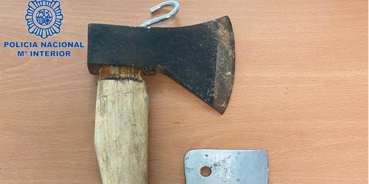 Hachas usadas por el detenido. Policía Nacional de Ibiza