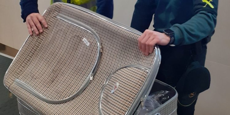 Imagen de la maleta facilitada por la Guardia Civil.