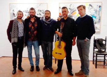 Patricio Hidalgo, en el centro de la imagen, en un momento de la inauguración de la muestra.