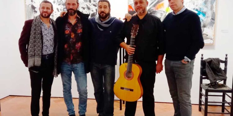 Patricio Hidalgo, en el centro de la imagen, en un momento de la inauguración de la muestra.