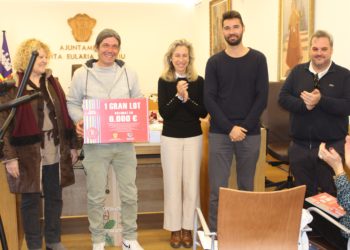 Massimiliano Frangini sostiene el 'cheque' de ganador de un lote muy completo de productos y experiencias en Santa Eulària.