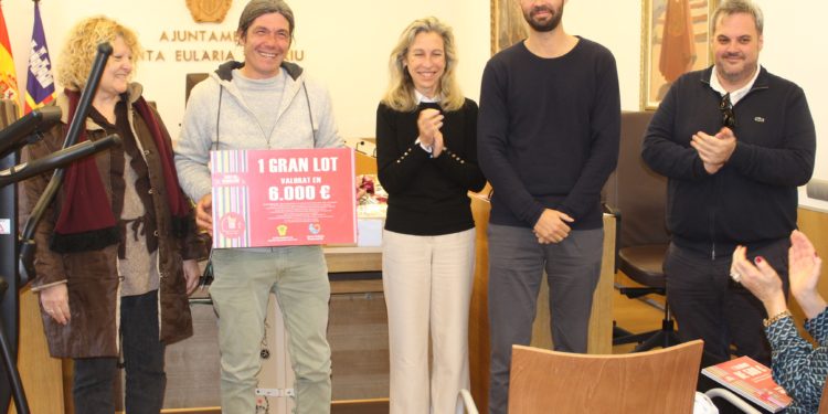 Massimiliano Frangini sostiene el 'cheque' de ganador de un lote muy completo de productos y experiencias en Santa Eulària.