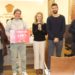 Massimiliano Frangini sostiene el 'cheque' de ganador de un lote muy completo de productos y experiencias en Santa Eulària.