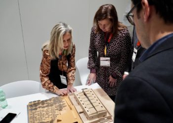 Carmen Ferrer y Francina Armengol con la maqueta del Palacio de Congresos que se presentó en Fitur Madrid en 2023