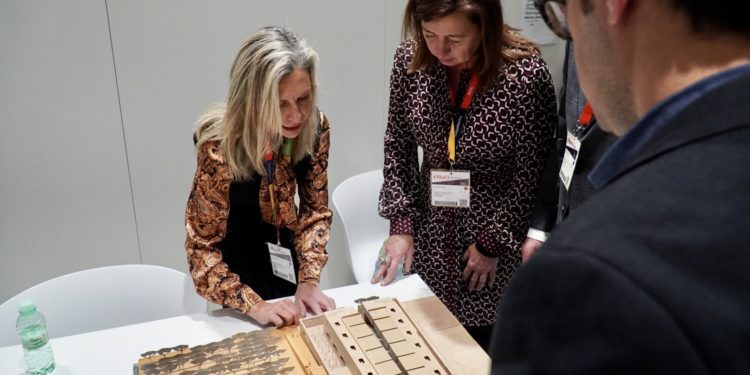 Carmen Ferrer y Francina Armengol con la maqueta del Palacio de Congresos que se presentó en Fitur Madrid en 2023