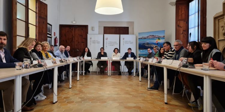 Un momento de la reunión de firma del convenio.