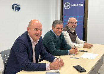 Vicent Marí, Mari Bosó y Vicent Roig en la sede del PP.