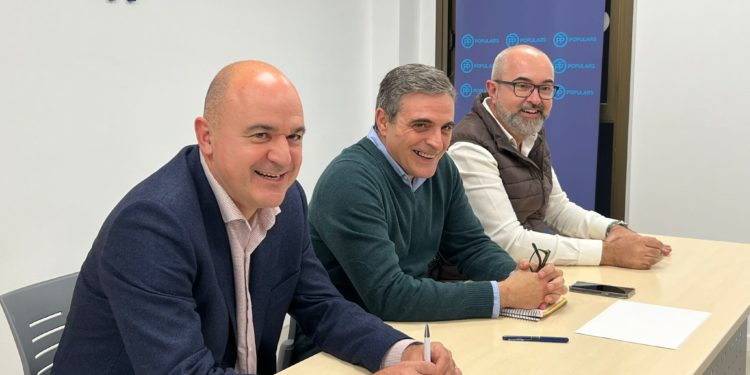 Vicent Marí, Mari Bosó y Vicent Roig en la sede del PP.