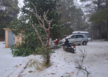Capa de granizo sobre los vehículos y el suelo, en esta imagen de Manuel Rodríguez Méndez cedida a Noudiari y tomada en Santa Eulària el 23 de enero.