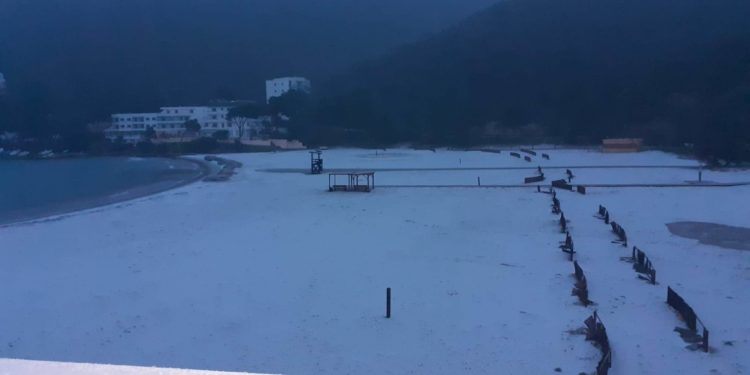 Playa de Cala Llonga nevada en una imagen cedida a Noudiari por C. V.